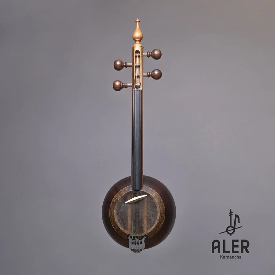 קמנצ'ה אזרית פרימיום Arslan Aler מעץ חום כהה עם לוגו Arslan Aler.