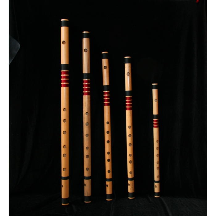 חמישה חלילי עץ בגדלים שונים מסודרים אנכית על רקע שחור.